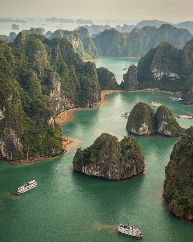 foto dall'alto della baia di halong bay