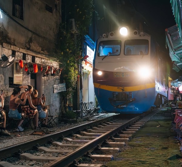 treno che passa nel quartiere vecchio di Hanoi